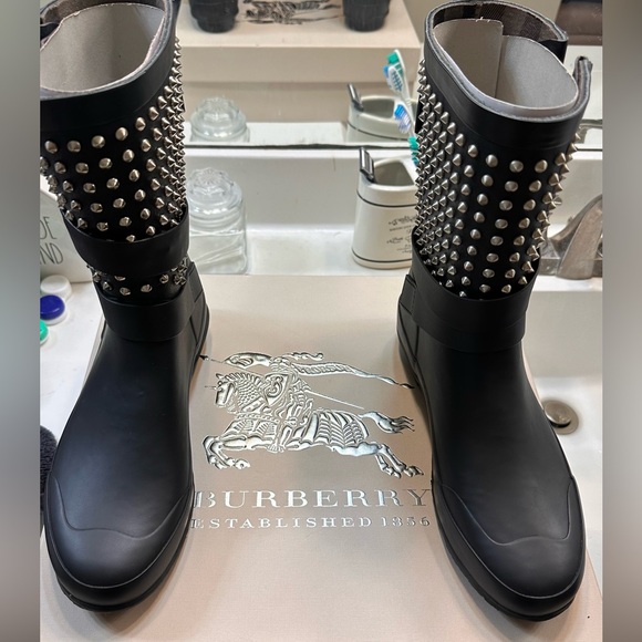 NEW BURBERRY HOLLOWAYS RUBBER BOOTS W SPIKES NEW - Picture 4 of 6